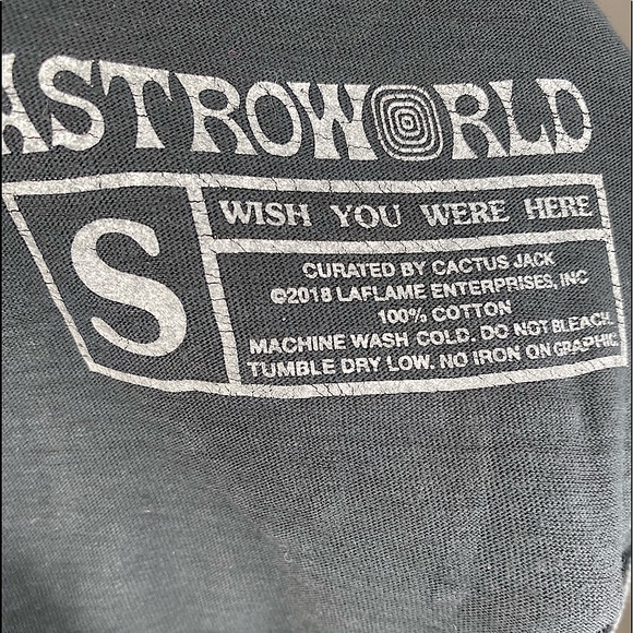 PUT ON A HAPPY FACE 😁 ASTROWORLD TSHIRT - Picture 4 of 5